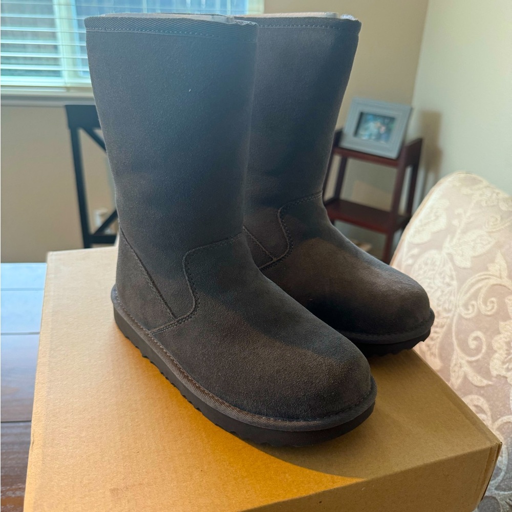 Cute unisex UGG kids boots size 2. 🥰